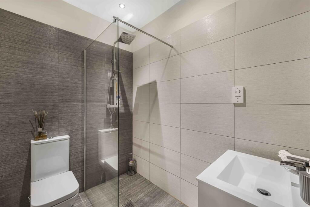 6 bedroom detached house for sale in Bow Green Road, Bowdon, Altrincham, WA14